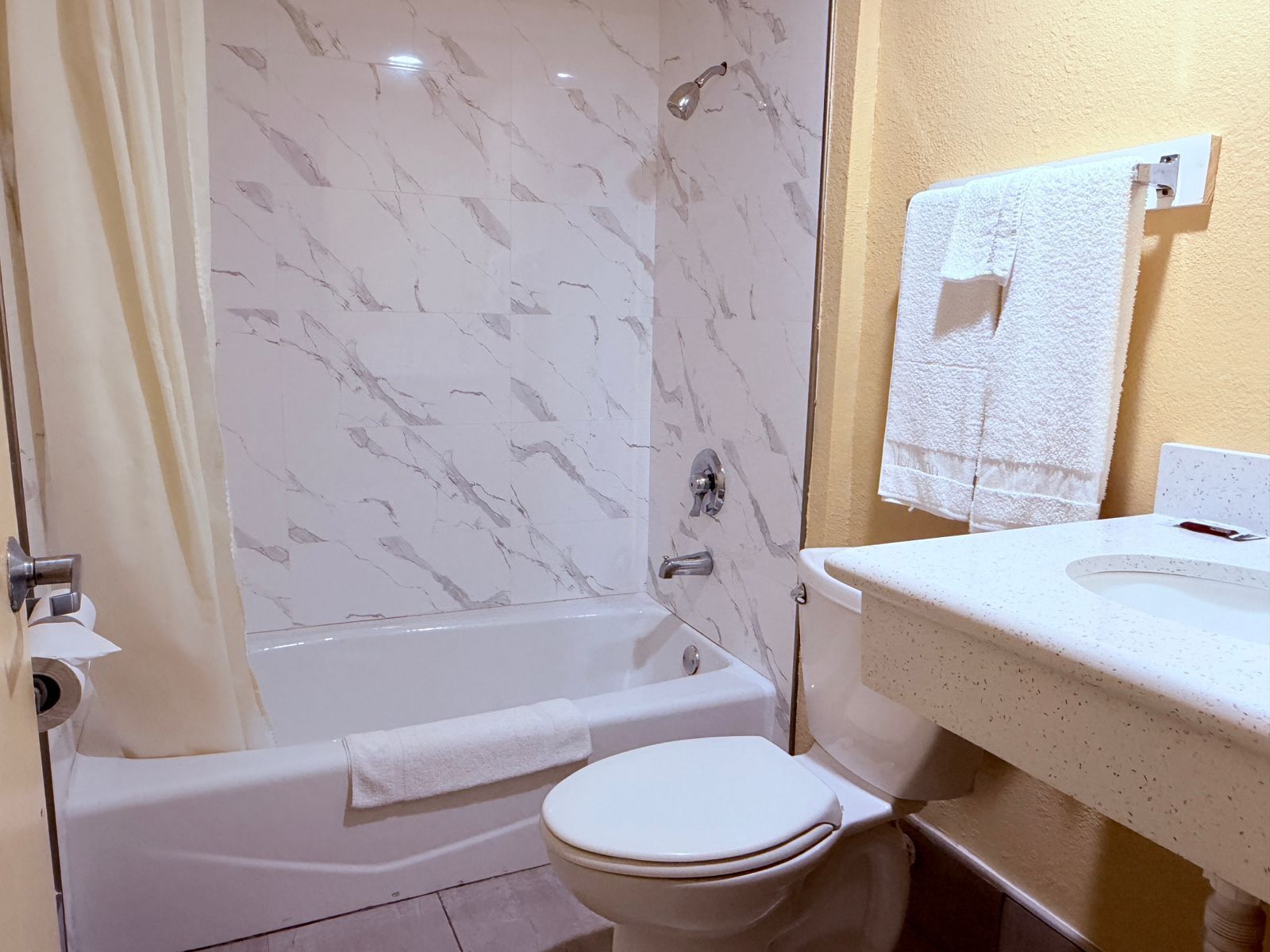 Articles de toilette gratuits, sèche-cheveux, serviettes fournies