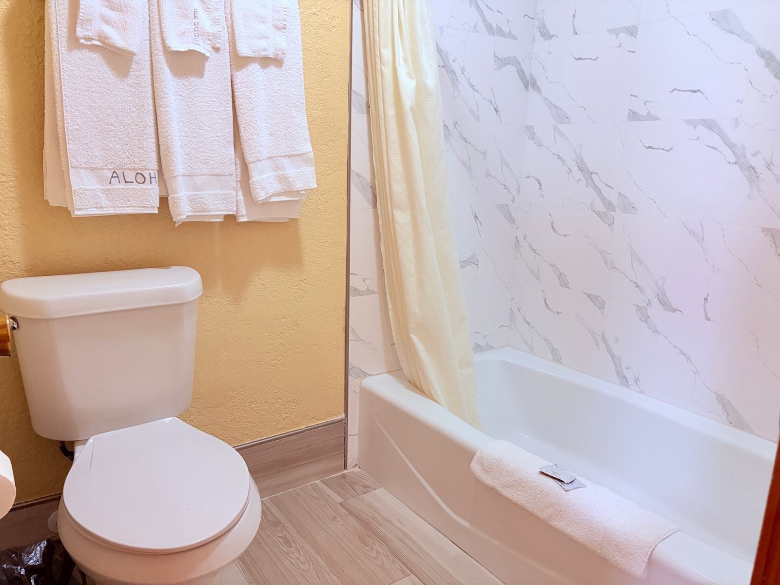 3 Full Beds Non-Smoking | Bathroom | Free toiletries, hair dryer, towels