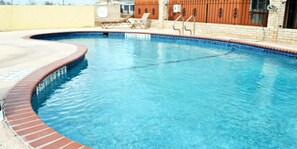 Outdoor pool - Aloha Inn (McAllen)