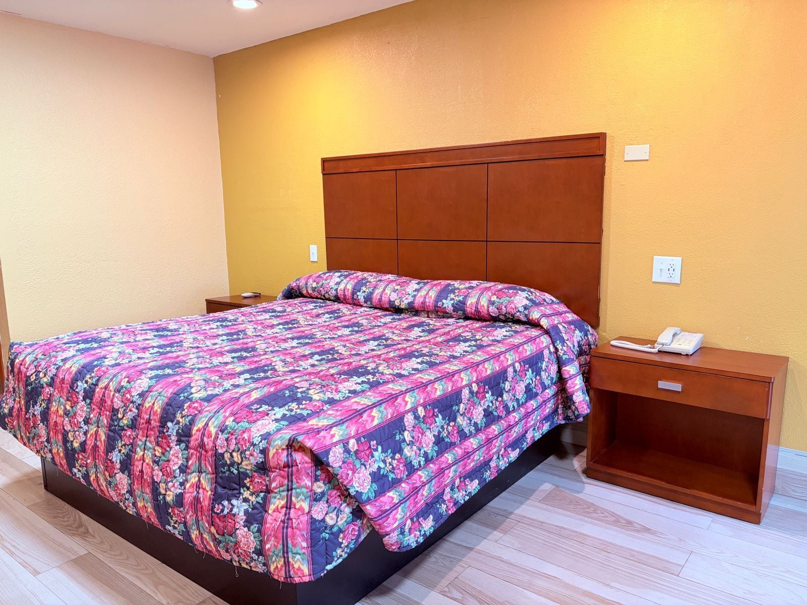 مكتب ومكواة/لوح كي وأسرّة مجانية قابلة للطي وواي فاي مجانًا