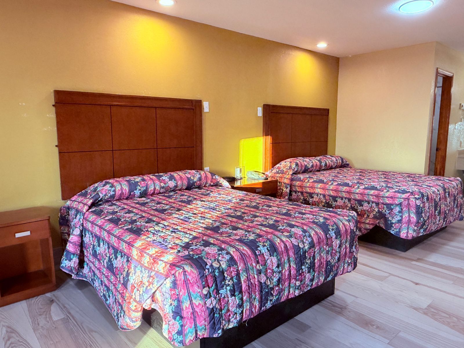 مكتب ومكواة/لوح كي وأسرّة مجانية قابلة للطي وواي فاي مجانًا