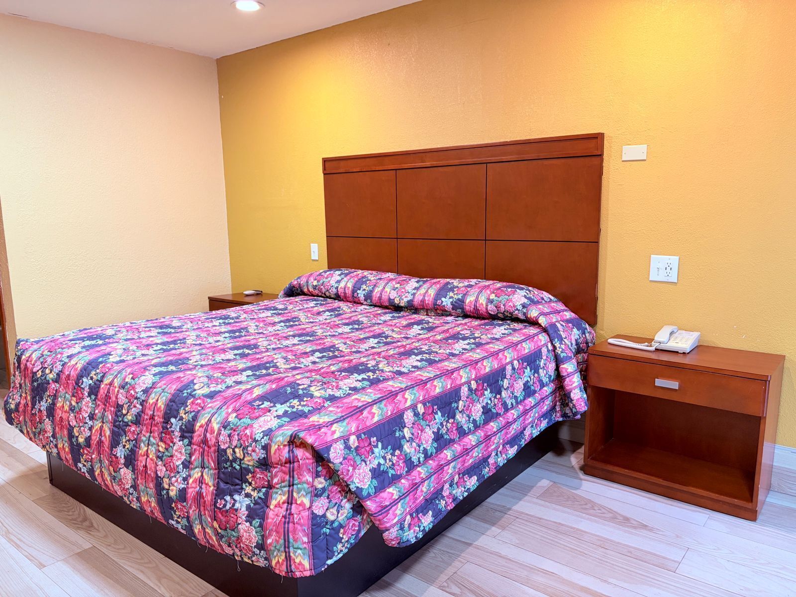 Economy Room, 1 King Bed, Smoking | Iron/ironing board, free rollaway beds, free WiFi, bed sheets