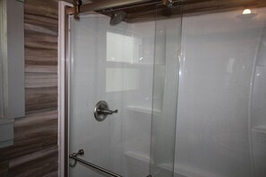 Wahoo | Bathroom shower - Indian River Lagoon Waterfront Cottages (Fort Pierce)