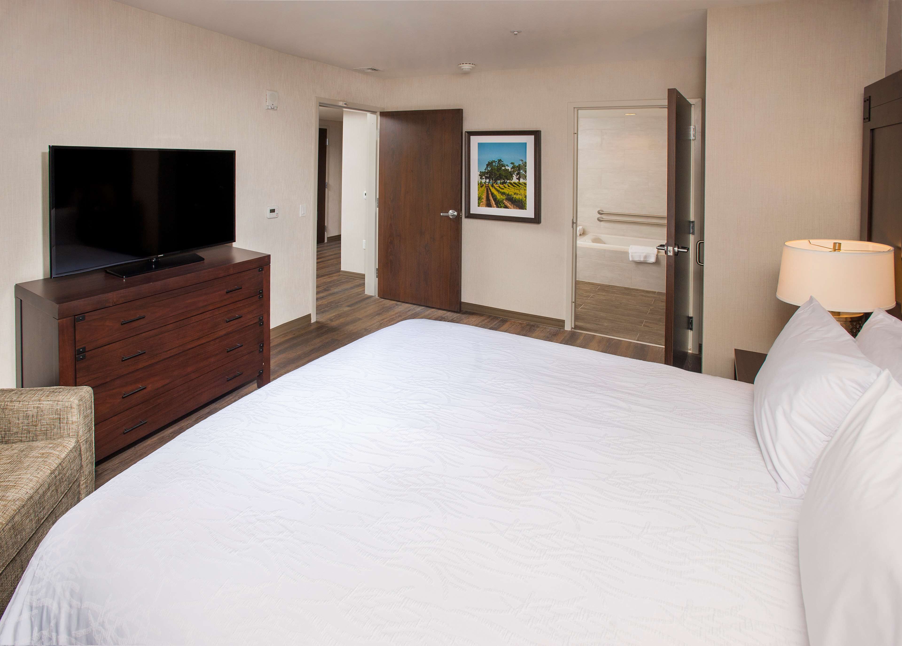 premium bedding, in-room safe, desk, laptop workspace