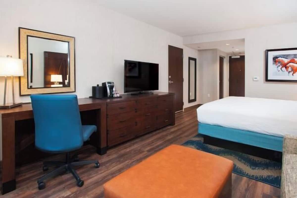 Peralatan tempat tidur premium, peti besi dalam bilik, meja