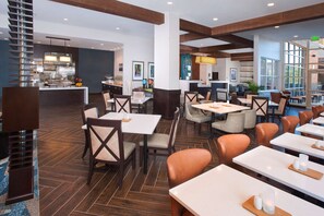 Breakfast and dinner served - Hilton Garden Inn Burbank Los Angeles (Burbank)