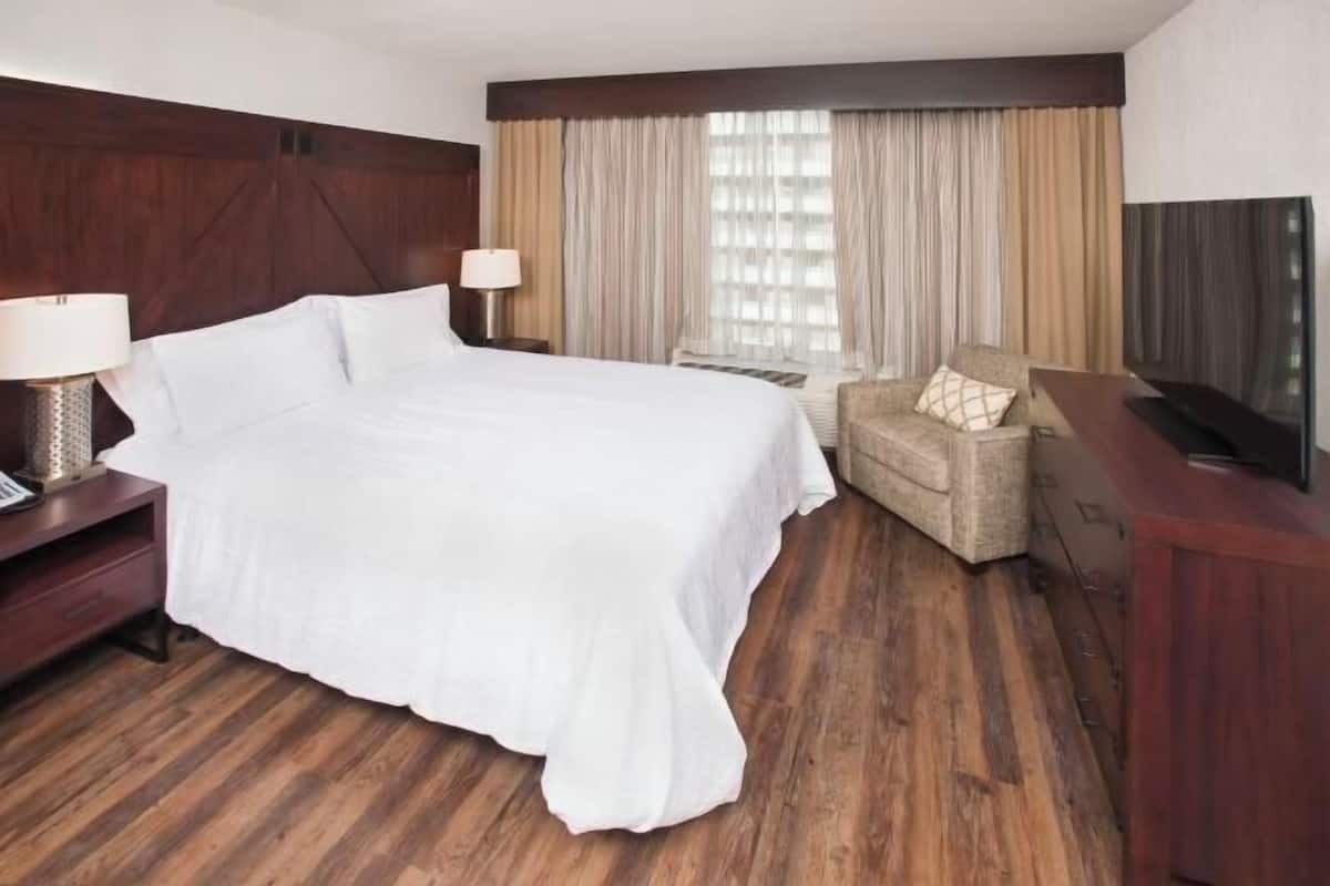 Peralatan tempat tidur premium, peti besi dalam bilik, meja