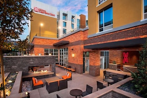 Exterior - Hilton Garden Inn Burbank Los Angeles (Burbank)