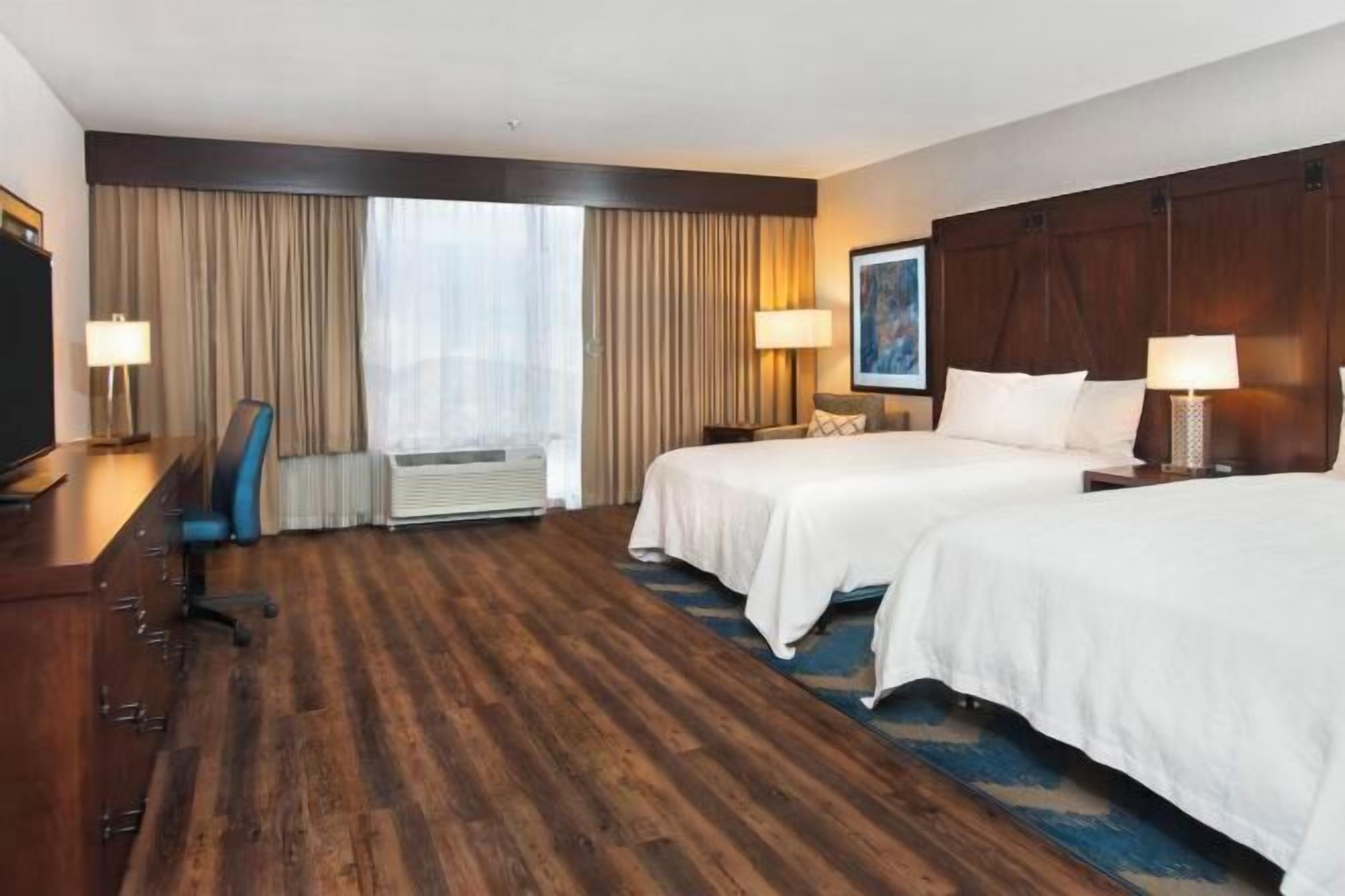 เครื่องนอนระดับพรีเมียม, ตู้นิรภัยในห้องพัก, โต๊ะทำงาน