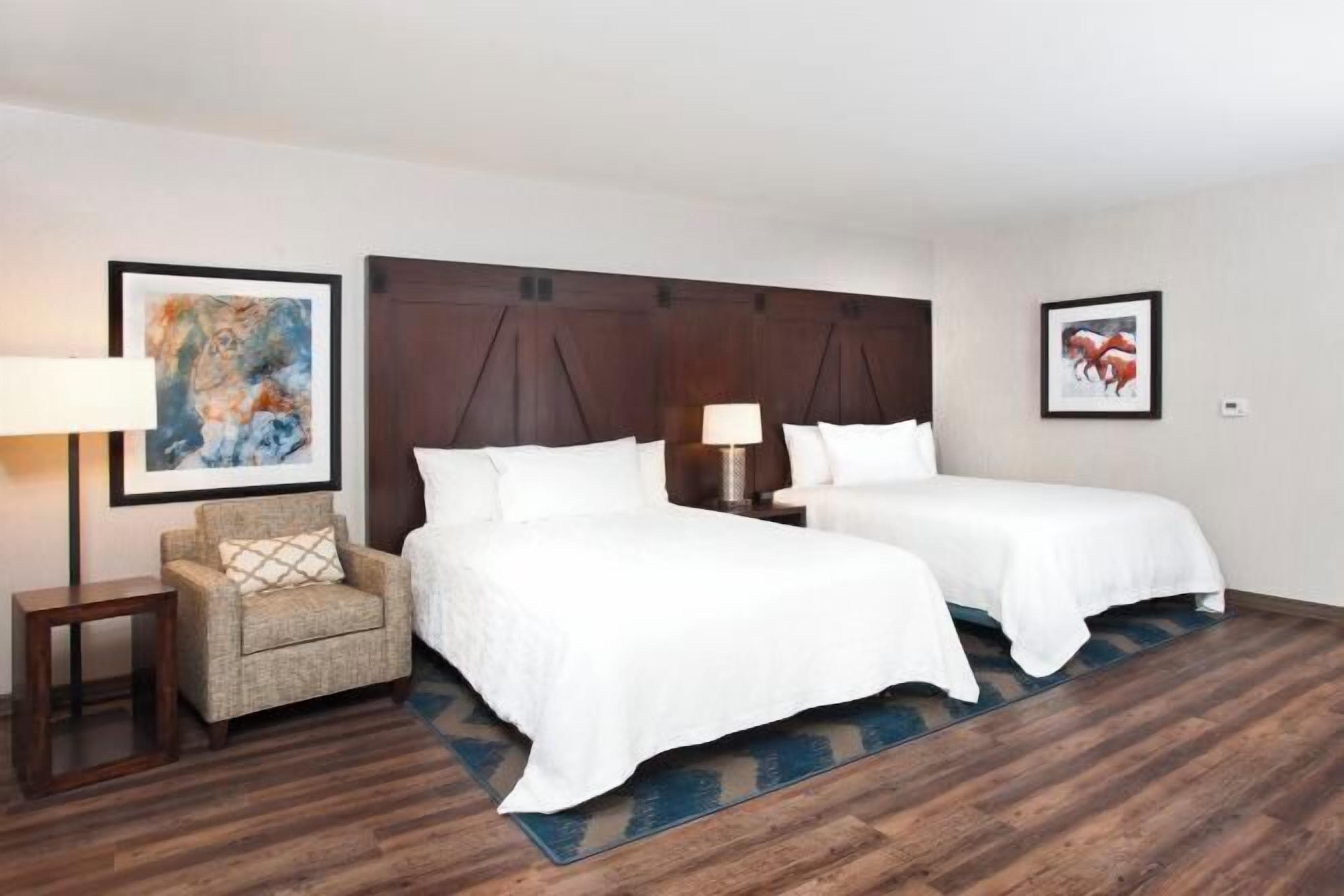 เครื่องนอนระดับพรีเมียม, ตู้นิรภัยในห้องพัก, โต๊ะทำงาน