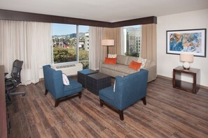 47-inch LCD TV with digital channels, TV, Netflix - Hilton Garden Inn Burbank Los Angeles (Burbank)