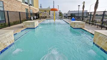 Piscina a l'aire lliure (horari: 09:00-22:00) i gandules