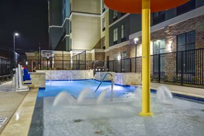 Piscina externa, funciona das 9h30 às 22h, espreguiçadeiras