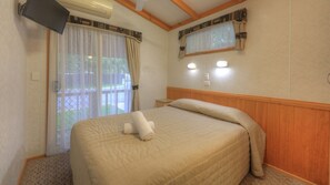 Riverview Executive Cabin - 4 Berth | Premium bedding, blackout drapes, free WiFi, bed sheets