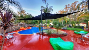 Outdoor pool, pool umbrellas, sun loungers - Moama Riverside Holiday & Tourist Park (Moama)