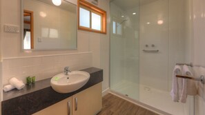 Riverfront Executive Cabin - 6 Berth - NEW | Bathroom | Shower, free toiletries, hair dryer, towels - Moama Riverside Holiday & Tourist Park (Moama)