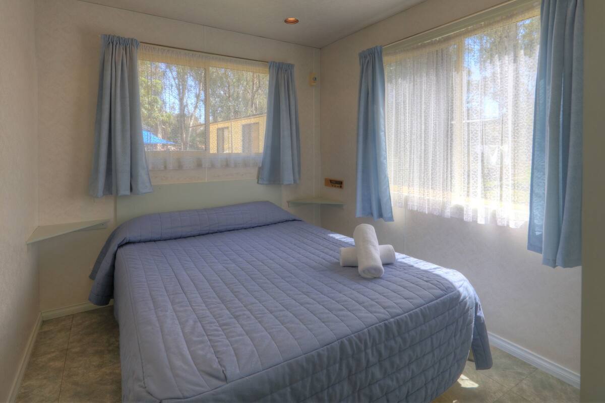 Cabaña básica, 1 habitación | Ropa de cama de alta calidad, cortinas opacas, wifi gratis