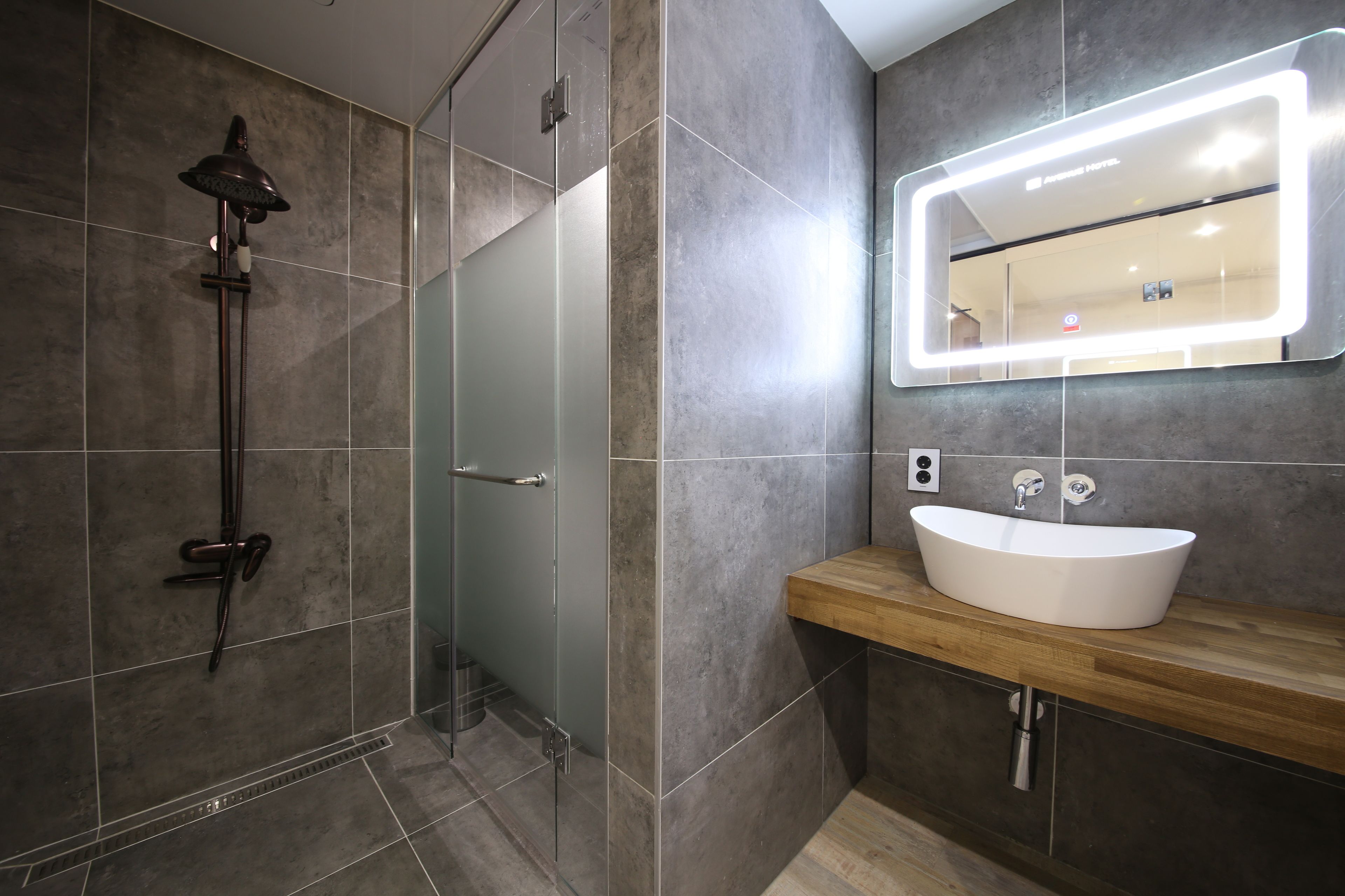 Quarto premium | Banheiro | Produtos de toalete grátis, secador de cabelo, roupões de banho 
