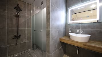 Quarto premium | Banheiro | Produtos de toalete grátis, secador de cabelo, roupões de banho