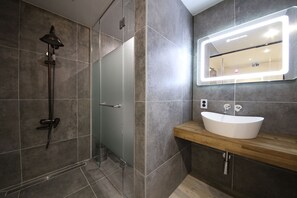 Premium Room | Bathroom | Free toiletries, hair dryer, bathrobes, slippers - Avenue Hotel (Jeonju)