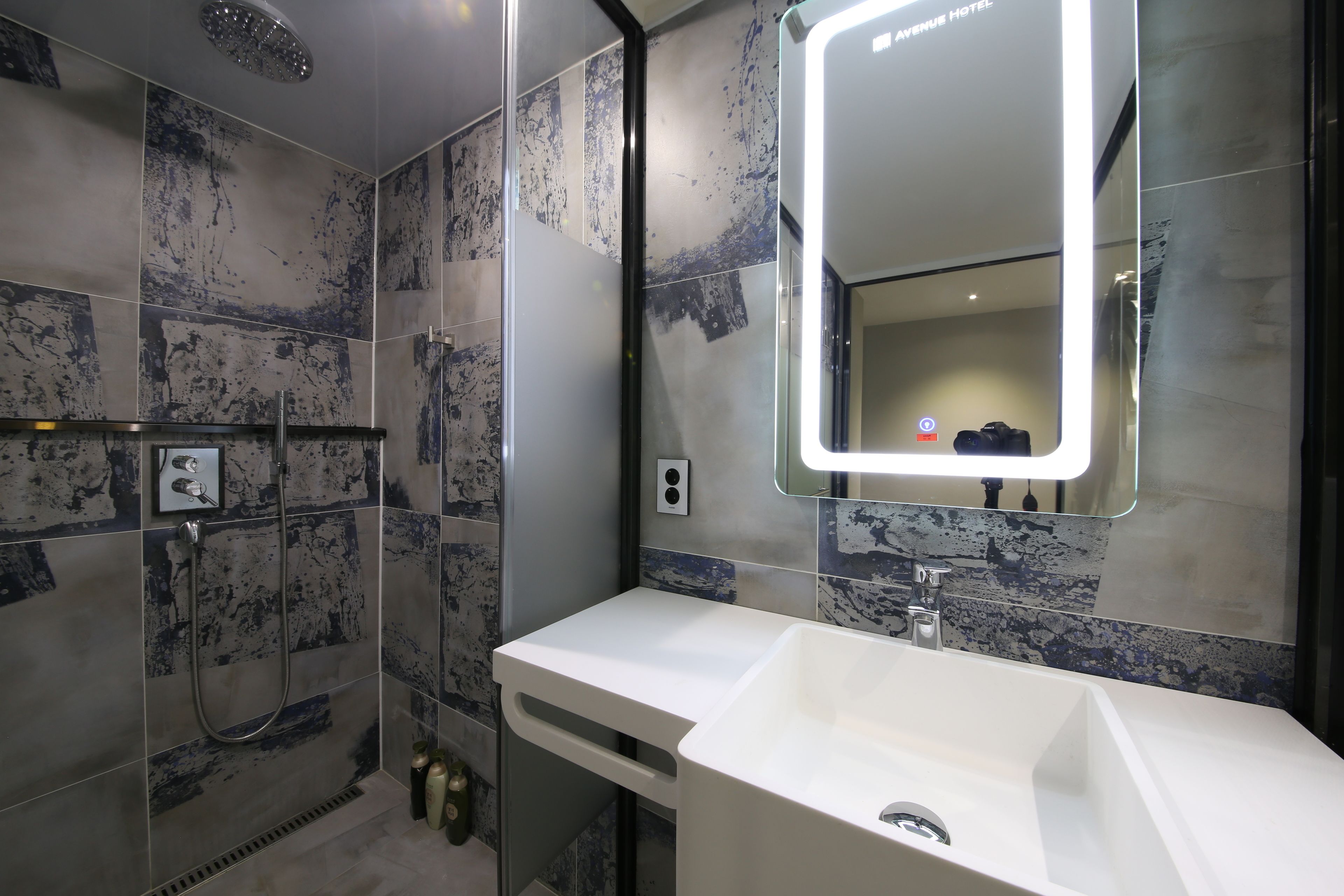 Deluxe Room | Bathroom | Free toiletries, hair dryer, bathrobes, slippers