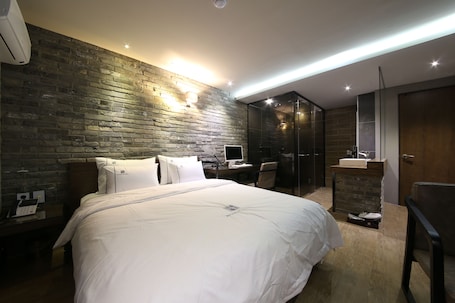 Deluxe Room | Soundproofing, free WiFi, bed sheets
