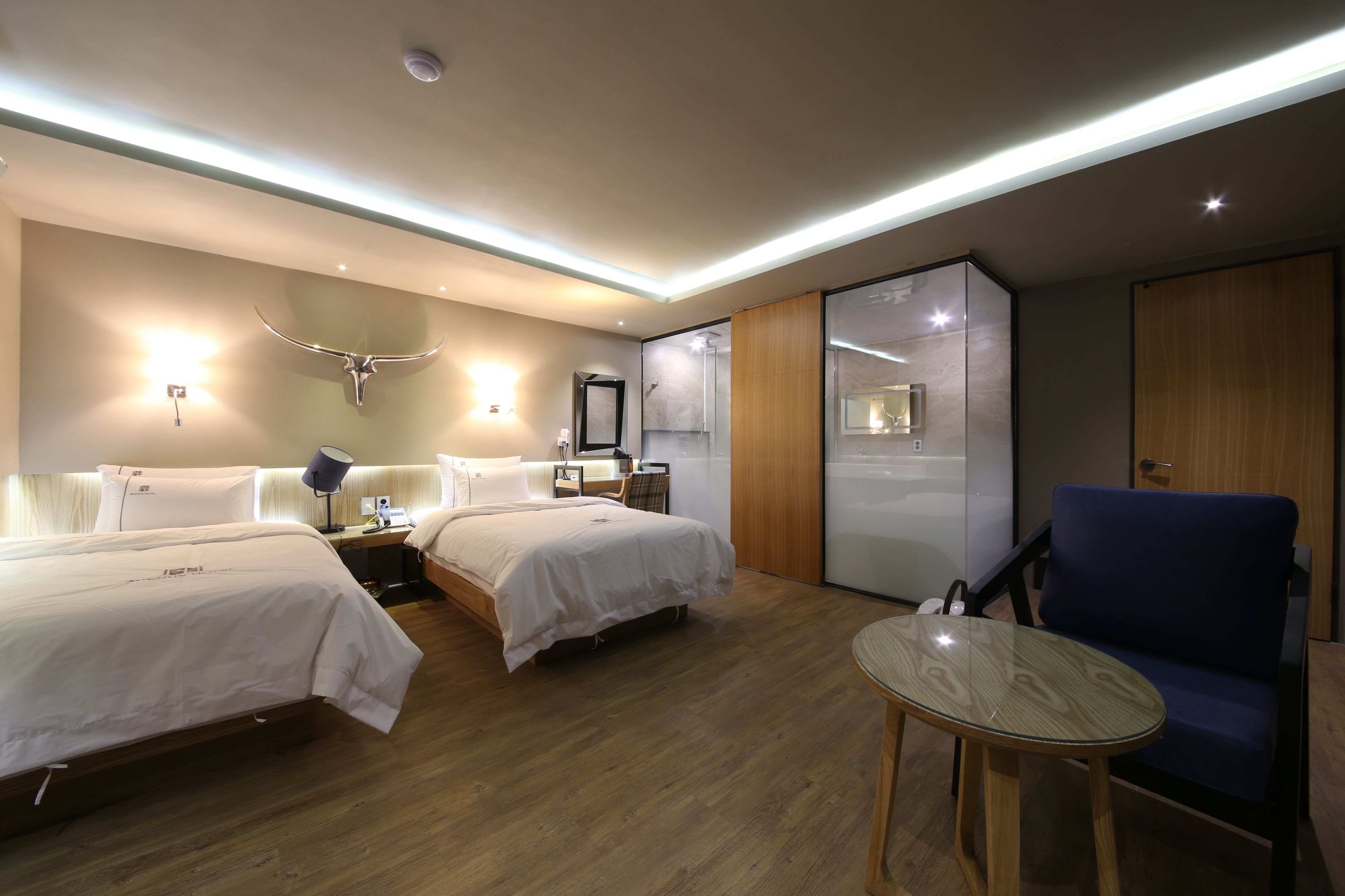 Suite (1 double bed and 1 single bed) | Soundproofing, free WiFi, bed sheets