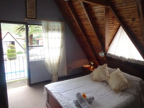 Dobbeltrom – classic, 1 queensize-seng, eget bad, utsikt mot høyde | Utsikt fra rommet