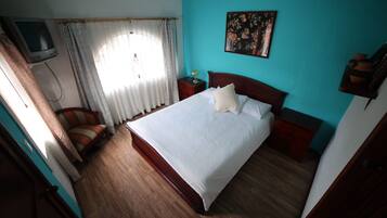 2 عدّة غرف نوم وتجهيزات عازلة للصوت ومكواة/لوح كي وملاءات أسرّة