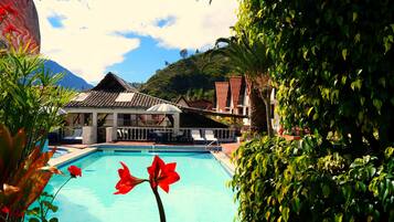 من حمّامات السباحة المغطاة، حمّام سباحة خارجي، مظلات على حمّام السباحة