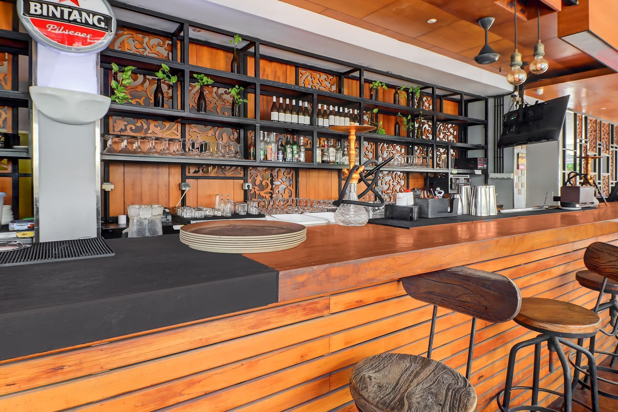 Bar (trong khuôn viên)