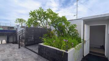 Kolam renang outdoor, dengan payung kolam renang dan kursi berjemur