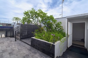 Outdoor pool, pool umbrellas, sun loungers - Palette Legian Beach (Legian)
