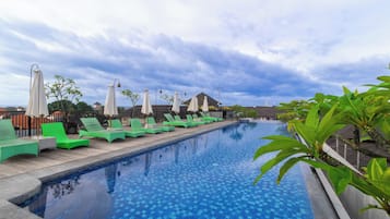 Kolam renang outdoor, dengan payung kolam renang dan kursi berjemur