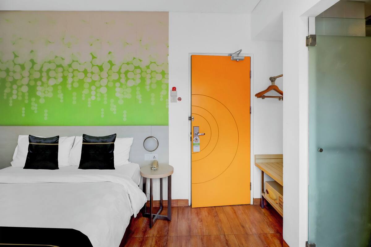 Minibar, brankas, meja kerja, dan Wi-Fi gratis