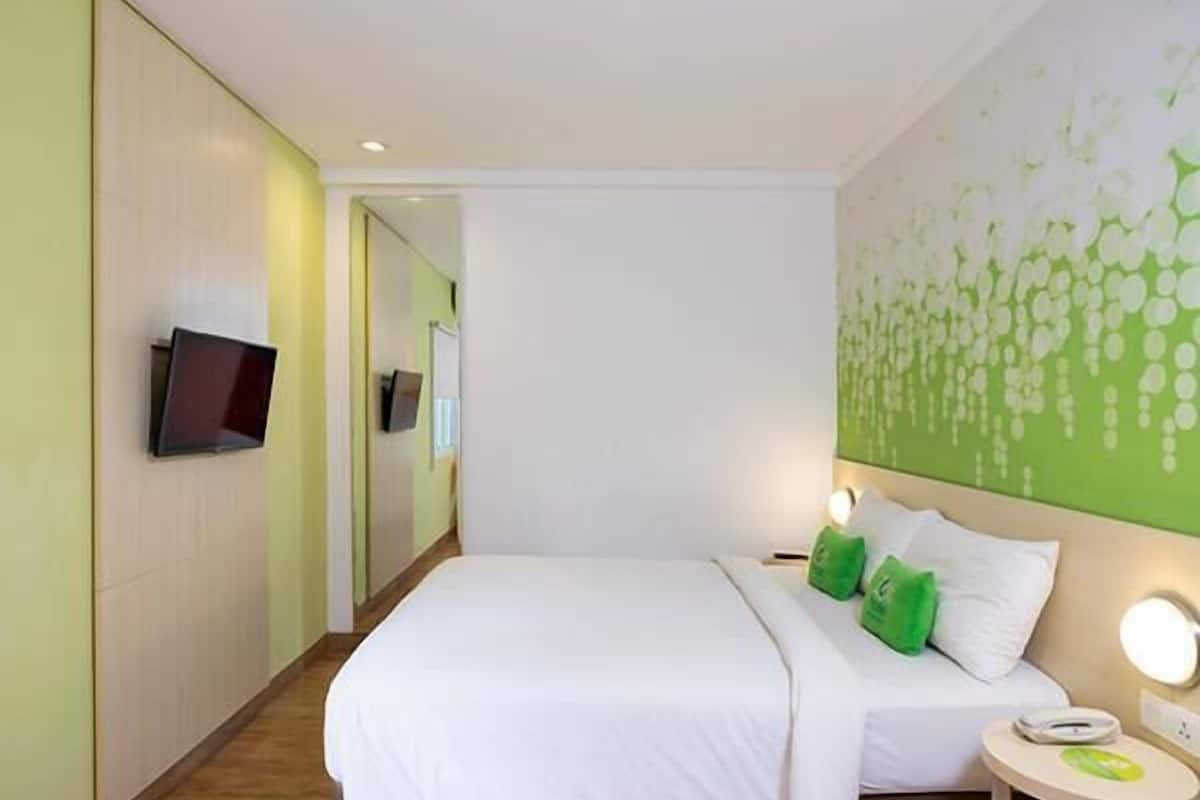 Minibar, in-room safe, desk, free WiFi