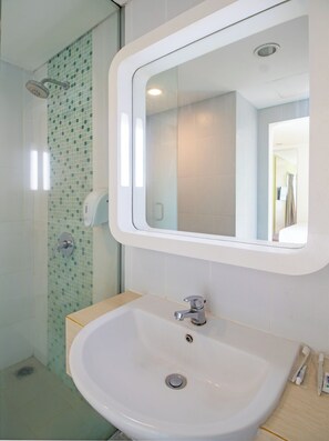 Deluxe Suite | Bathroom