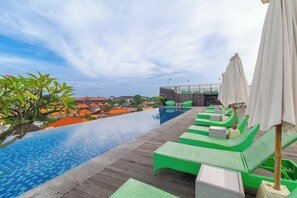 Outdoor pool, pool umbrellas, sun loungers - Palette Legian Beach (Legian)