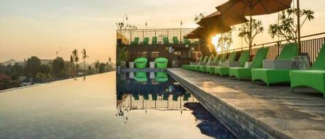 Kolam renang terbuka, dibuka dari pukul 7:00 hingga 22:00, payung kolam