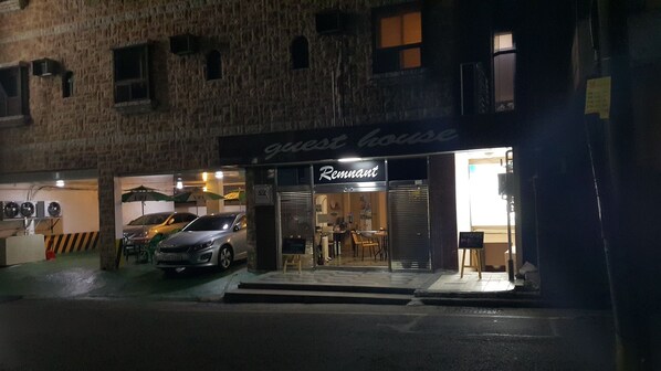 Una casa de huéspedes con un letrero que dice 'Remnant' y un coche estacionado en la entrada.