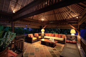 วิลล่า, วิวสวน | ห้องนั่งเล่น | ทีวีจอแบน 32 นิ้ว พร้อมช่องเคเบิล, ทีวีจอแอลซีดี