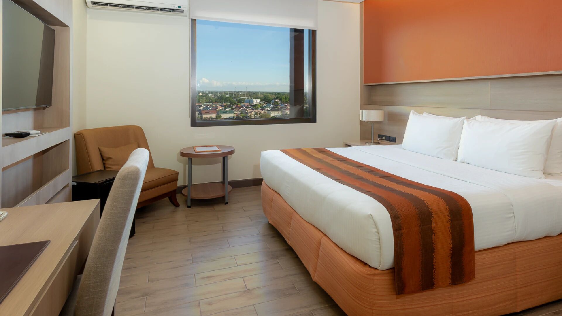 deluxe room, 1 queen bed | 1 bedroom, premium bedding, in-room safe, desk