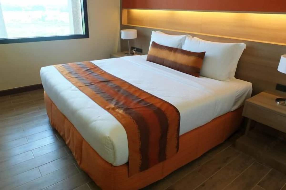 Premium bedding, in-room safe, desk, laptop workspace