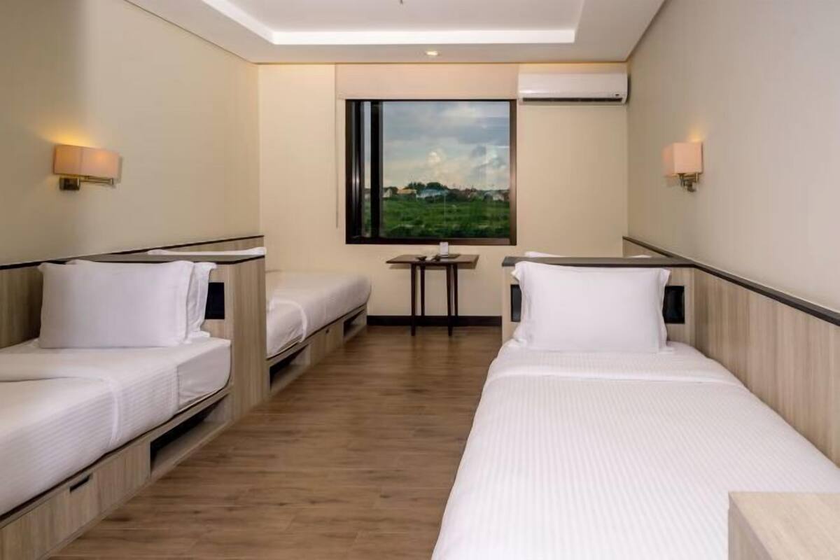 Ropa de cama de alta calidad y caja de seguridad en la habitación 