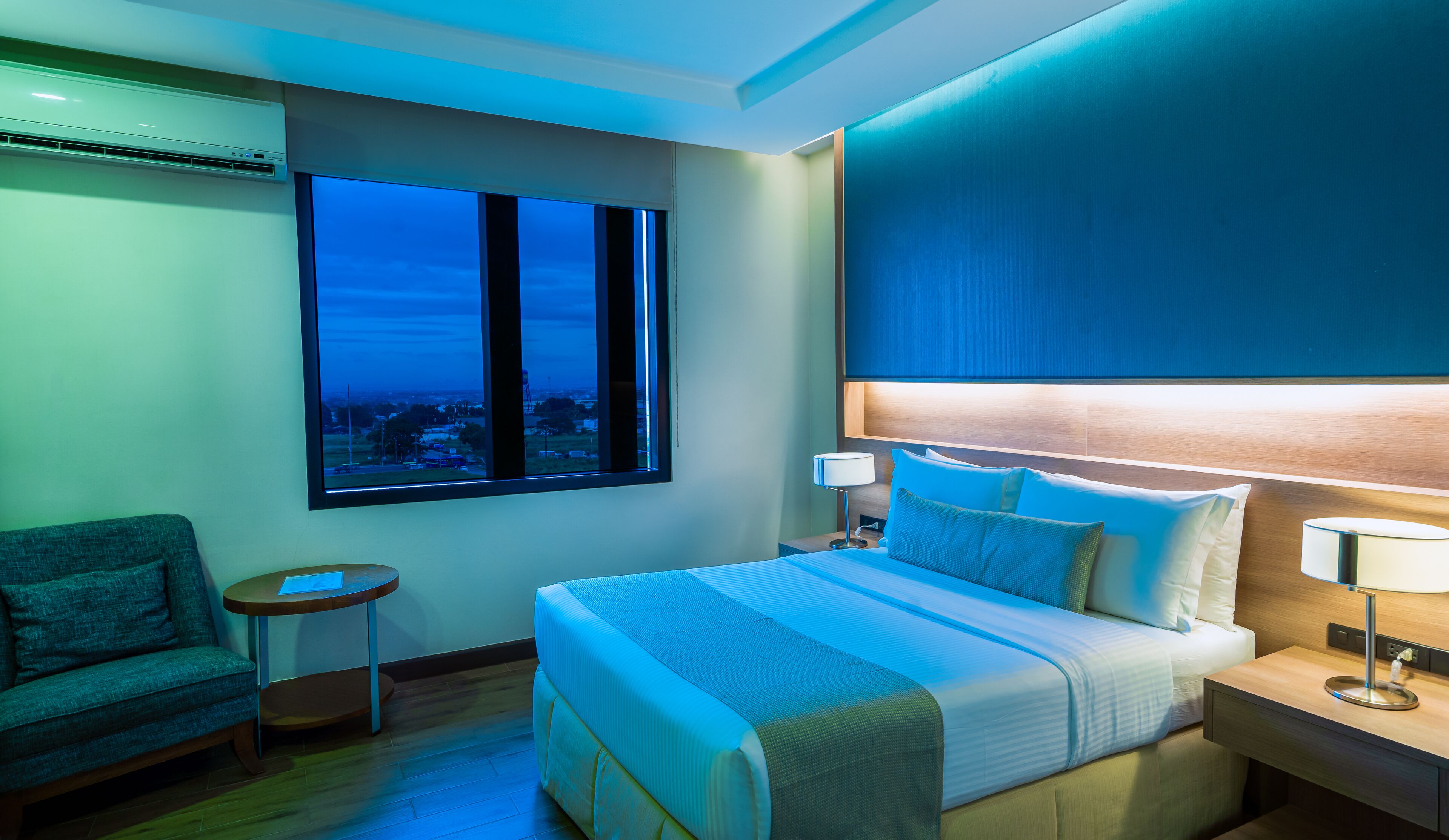 deluxe room, 1 queen bed | 1 bedroom, premium bedding, in-room safe, desk