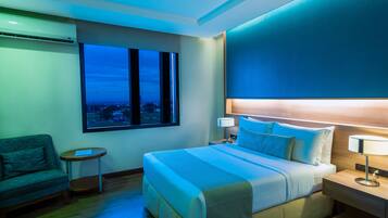 Premium bedding, in-room safe, desk, laptop workspace