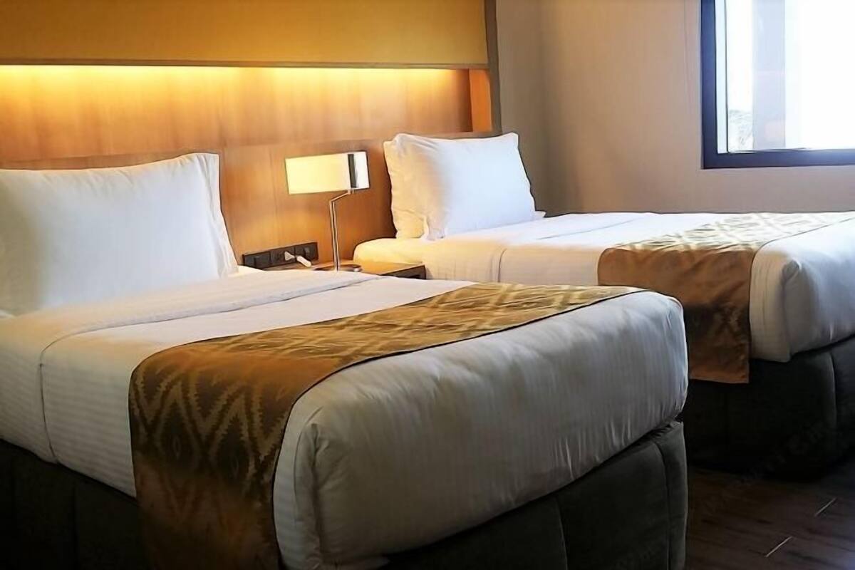 Ropa de cama de alta calidad y caja de seguridad en la habitación 