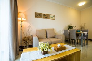 Suíte luxo | Área de estar | TV LCD 40 polegadas com canais a cabo, TV, filmes pagos