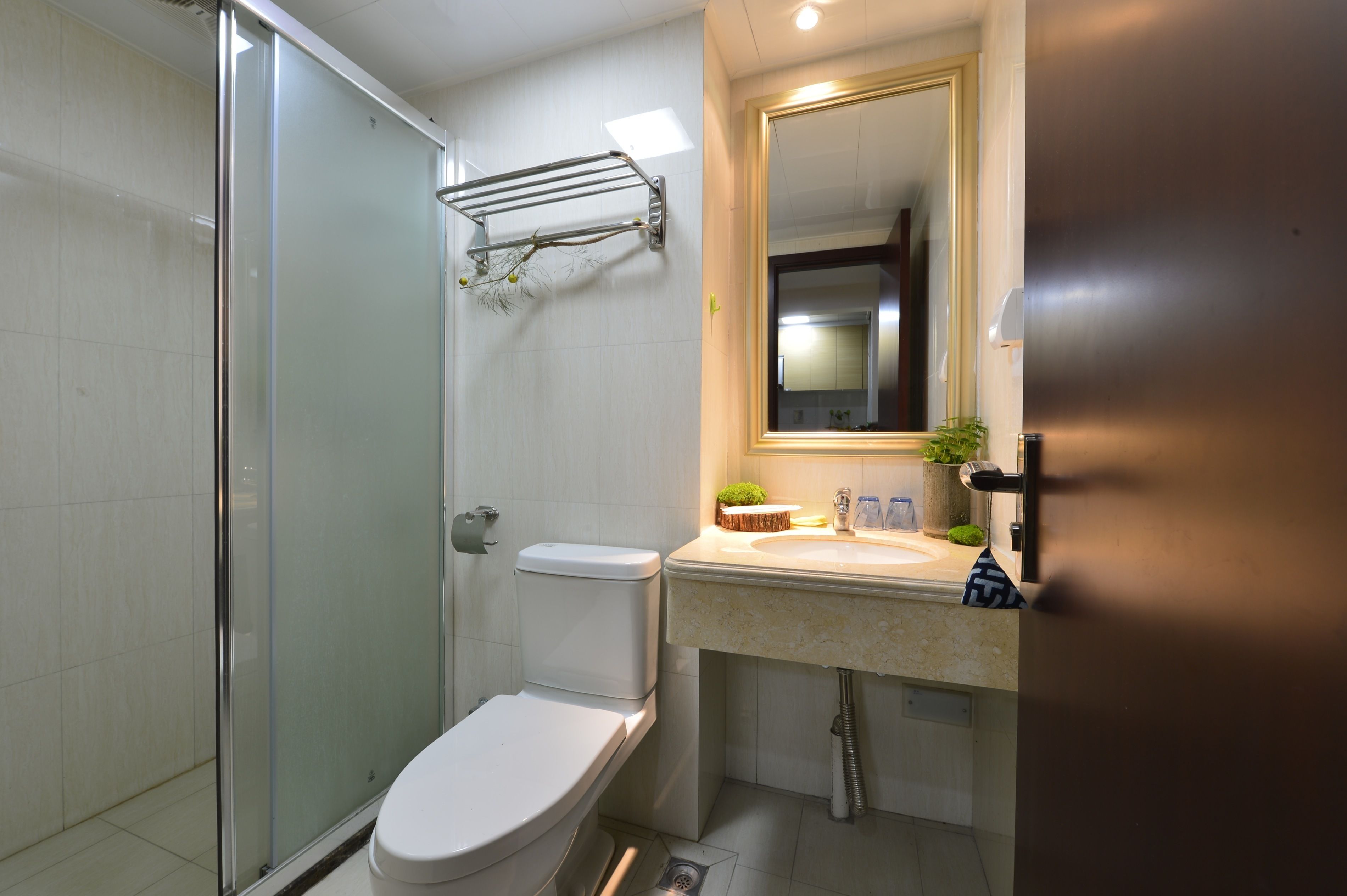 Chambre avec lits jumeaux, vue fleuve | Salle de bain | Douche, articles de toilette gratuits, sèche-cheveux, chaussons