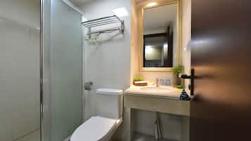 Zweibettzimmer, Flussblick | Badezimmer | Dusche, kostenlose Toilettenartikel, Haartrockner, Hausschuhe